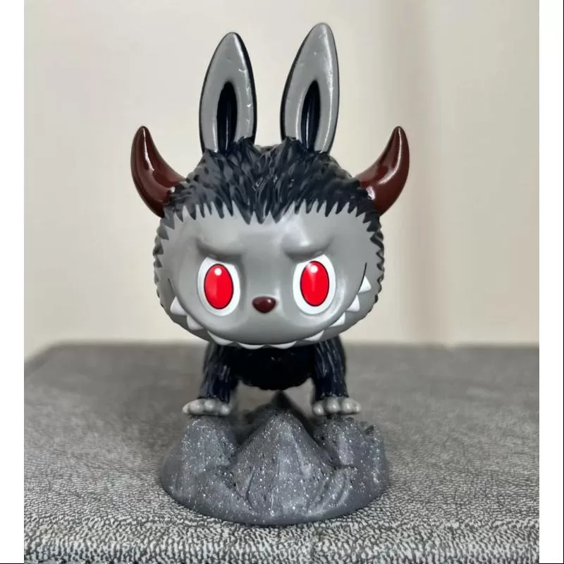 Labubu Die Monster Kaiju Serie DER VULKAN KAIJU