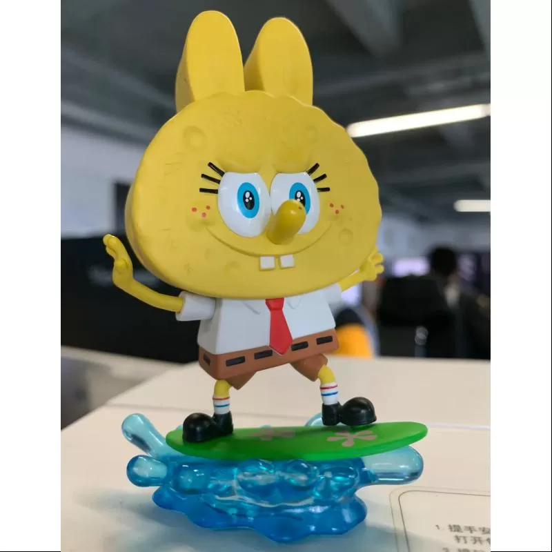 Labubu Die Monster x SpongeBob Serie Surfen