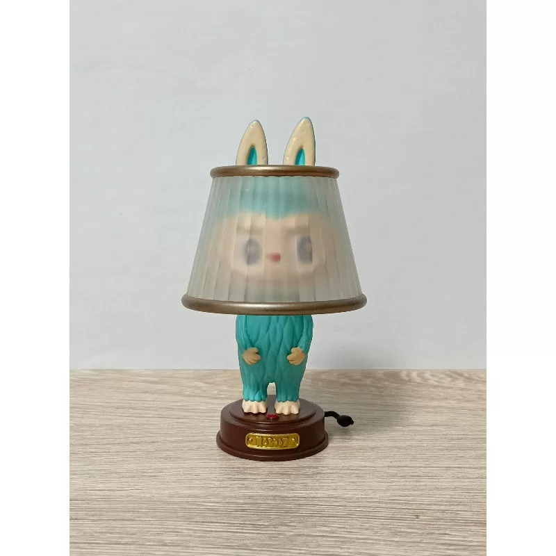 Labubu Lampe aus der Serie „The Monsters Almost Hidden“