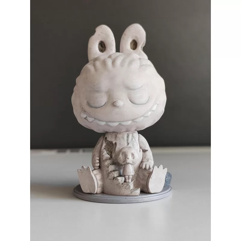 Labubu Skulptur der Serie „Die fast versteckten Monster“