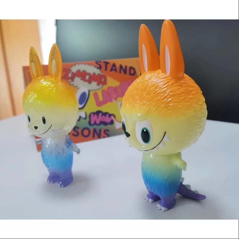 Labubu The Monsters Mini Zimomo Bosons & Labubu Ständer Set LIMITIERT
