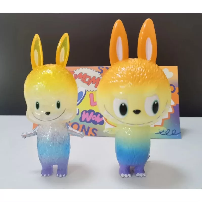 Labubu The Monsters Mini Zimomo Bosons & Labubu Ständer Set LIMITIERT