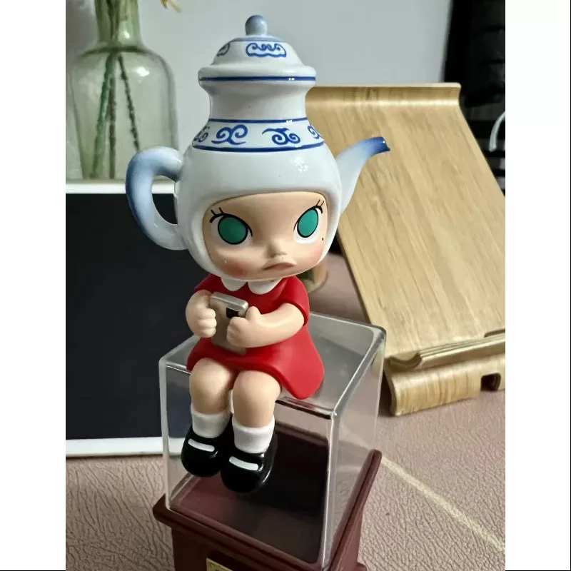 MOLLY Imaginary Wandering Series Hat einen Job im Museum bekommen